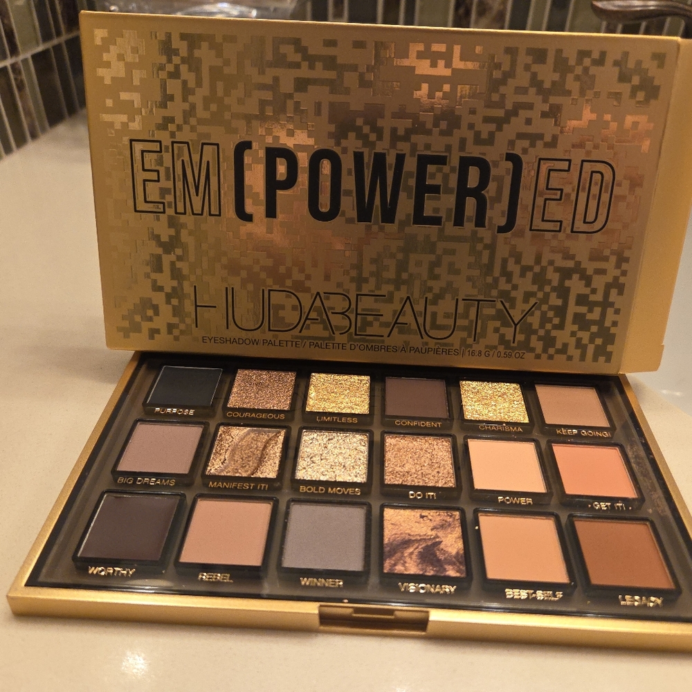 18 shades eyeshadow